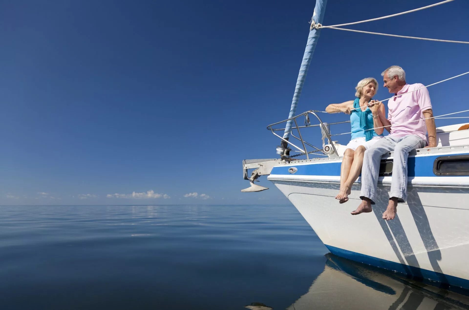 Люди на яхте. Прогулка на яхте. Счастливые пенсионеры путешествуют. Успешный человек на яхте.