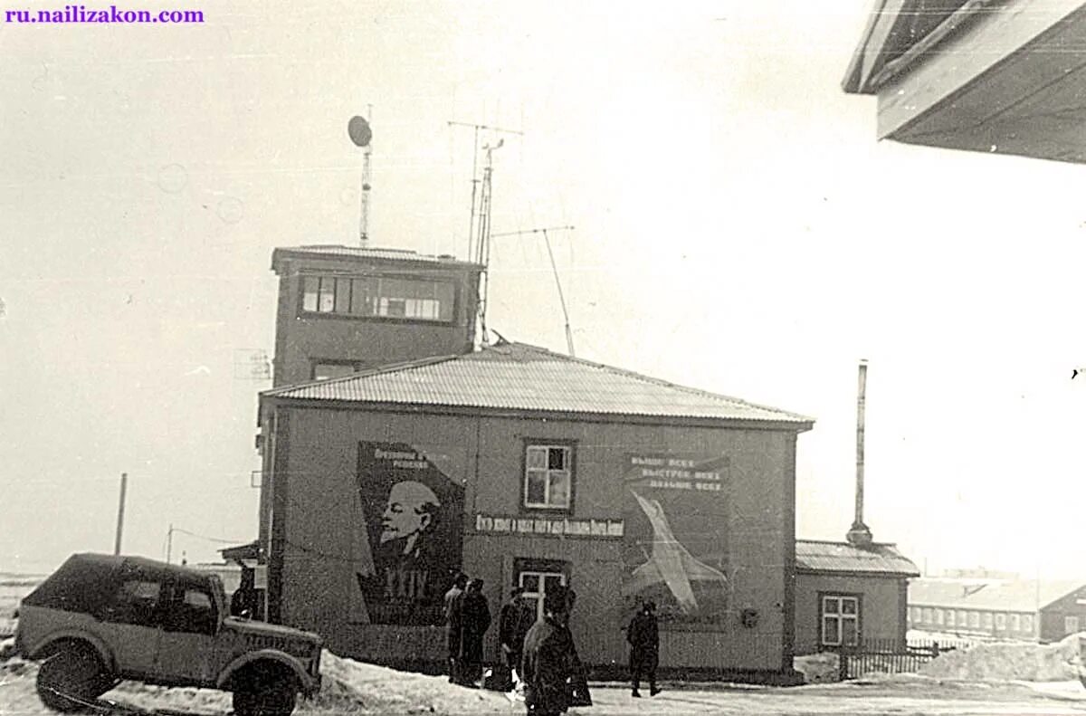 Салехард старое. Старый аэропорт Салехард. Салехард аэропорт 70-е. Гидропорт Салехард. Старый Салехард фото.