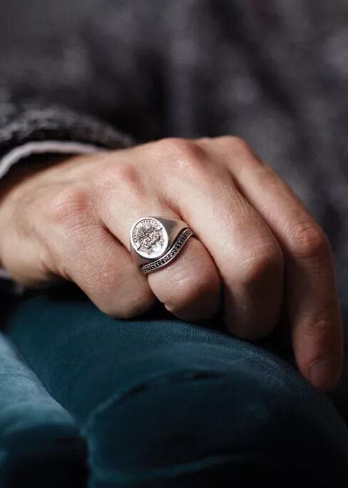 Кольцо на мизинец мужское. Mens ring. Стильные кольца для мужчин. Перстень на руке. Мужские кольца на руке.