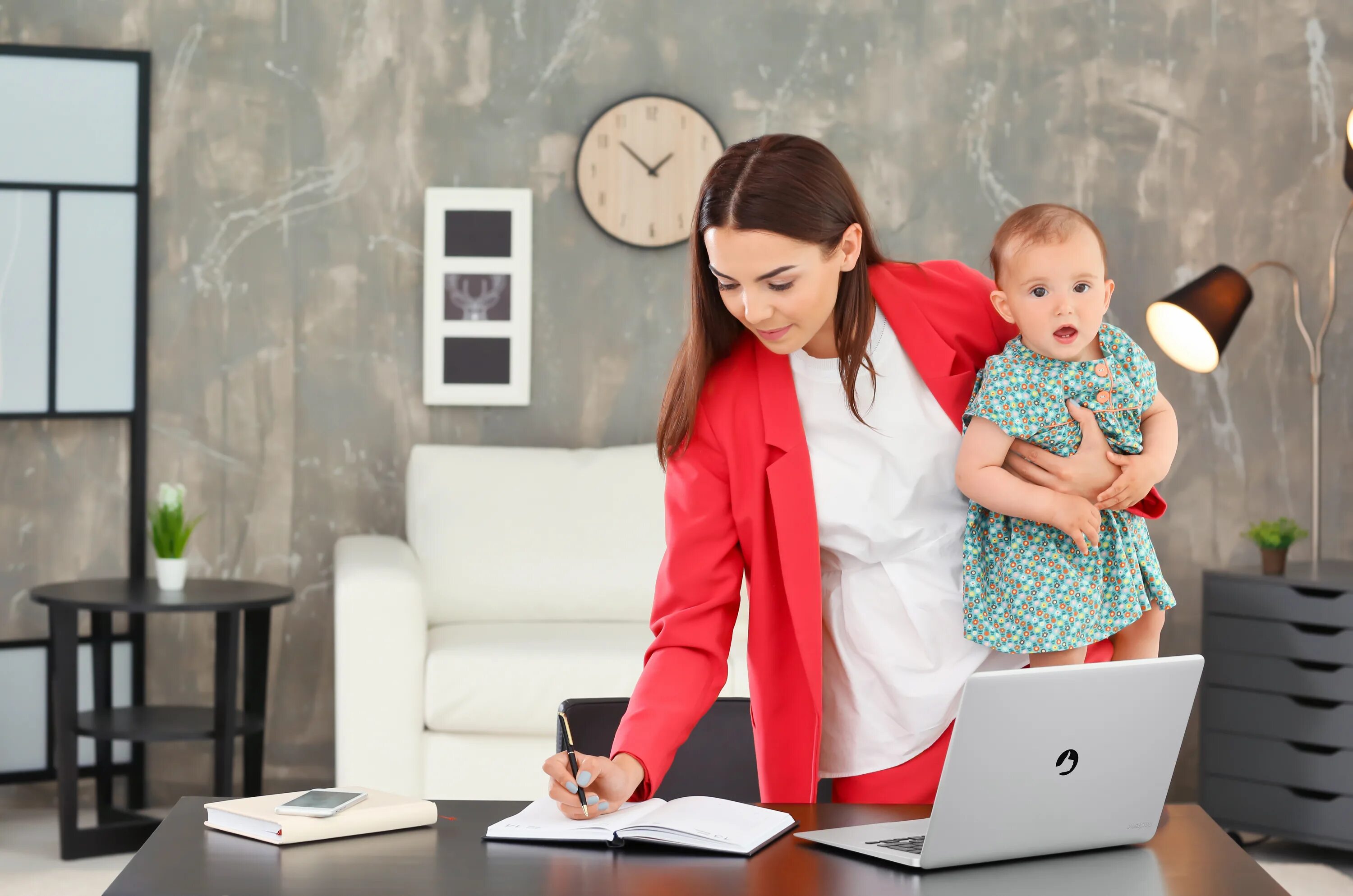 Do your mother work. Женщина в декрете. Женщина бизнес ребенок. Деловая женщина с ребенком. Мама в декрете.