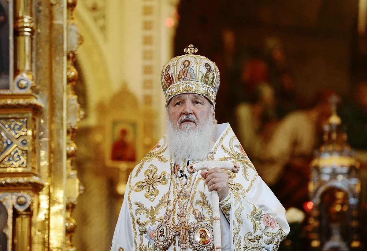 Патриарх значение. Патриарх кирилл литургия. патриарх кирилл в белом облачение. патриарх кирилл крестится. патриарх кирилл крещение.