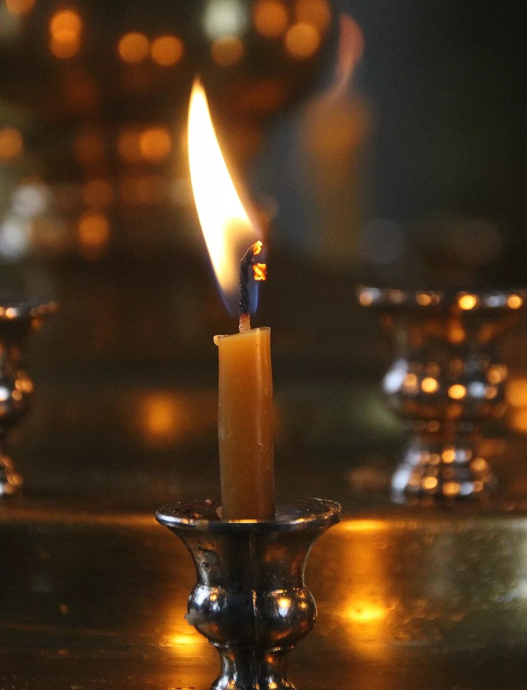 Свечи. Свечи в храме. Красивые свечи. Горящие свечи в храме. В церкви горят свечи