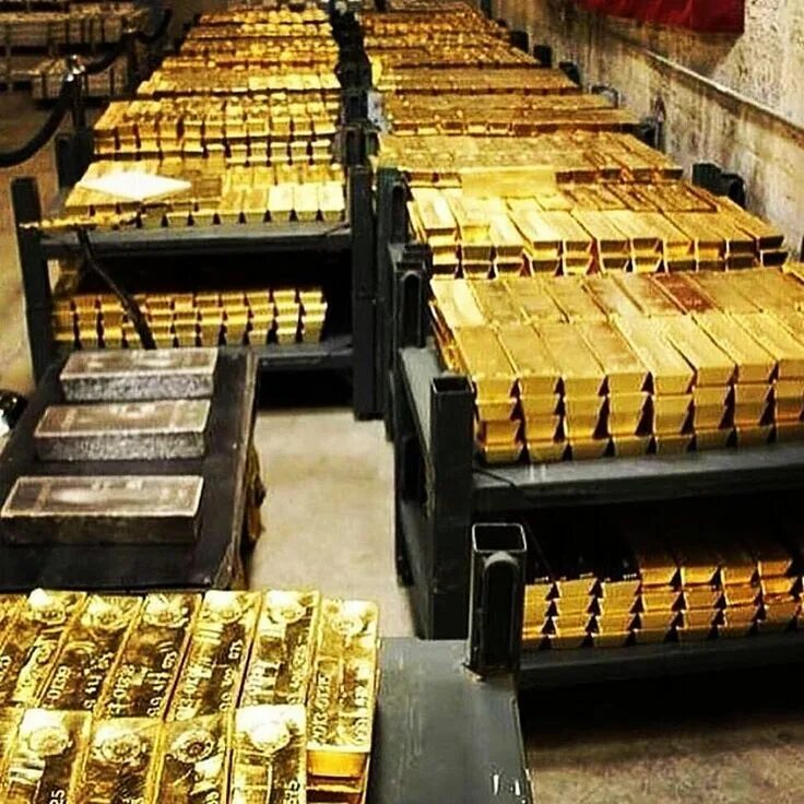 Форт Нокс золотой запас. Хранилище американских золотых слитков Форт-Нокс. Золотые слитки склад. Куча золота.