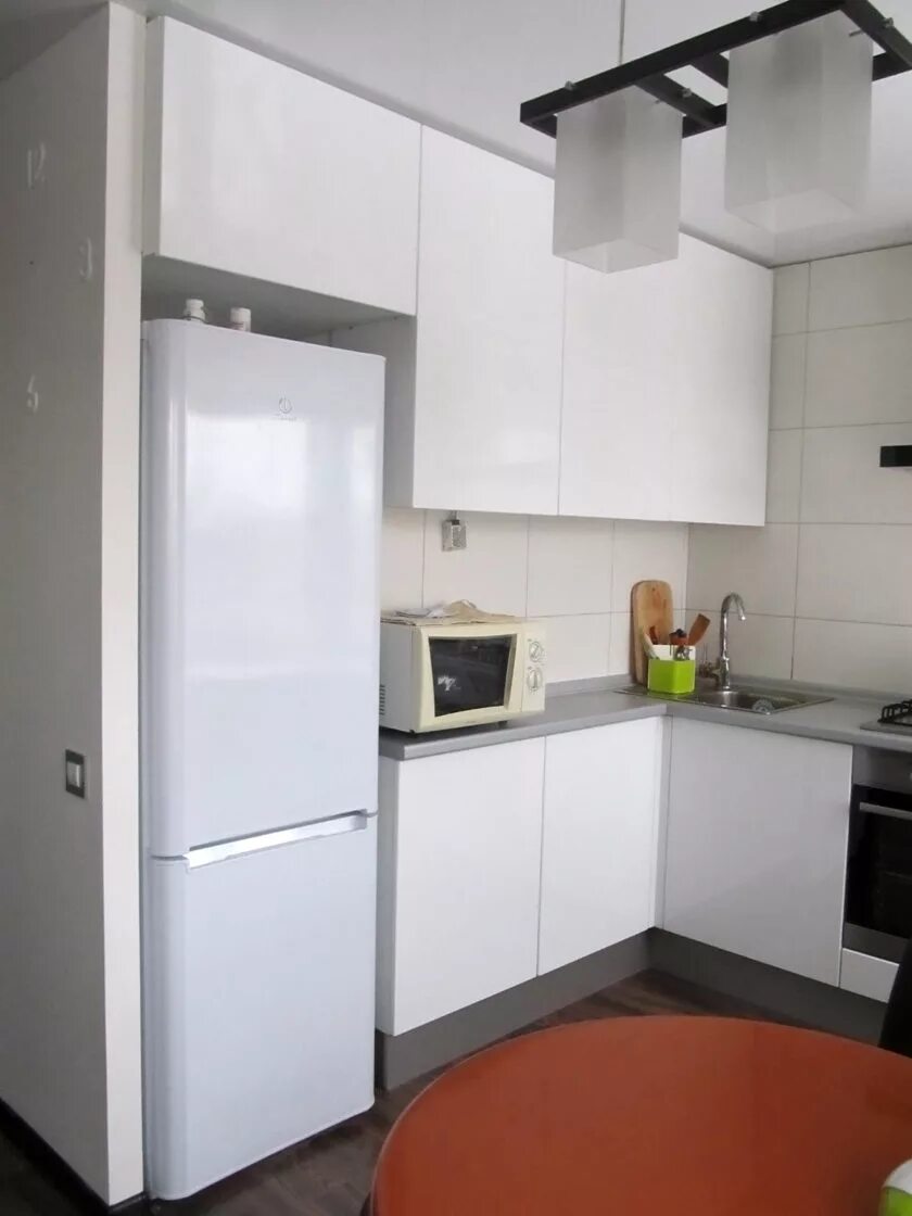 Кухня без холодильника. Угловая кухня 6м2. Кухня 6м2 угловая планировка. Маленькая угловая кухня с холодильником. Холодильник на кухне.