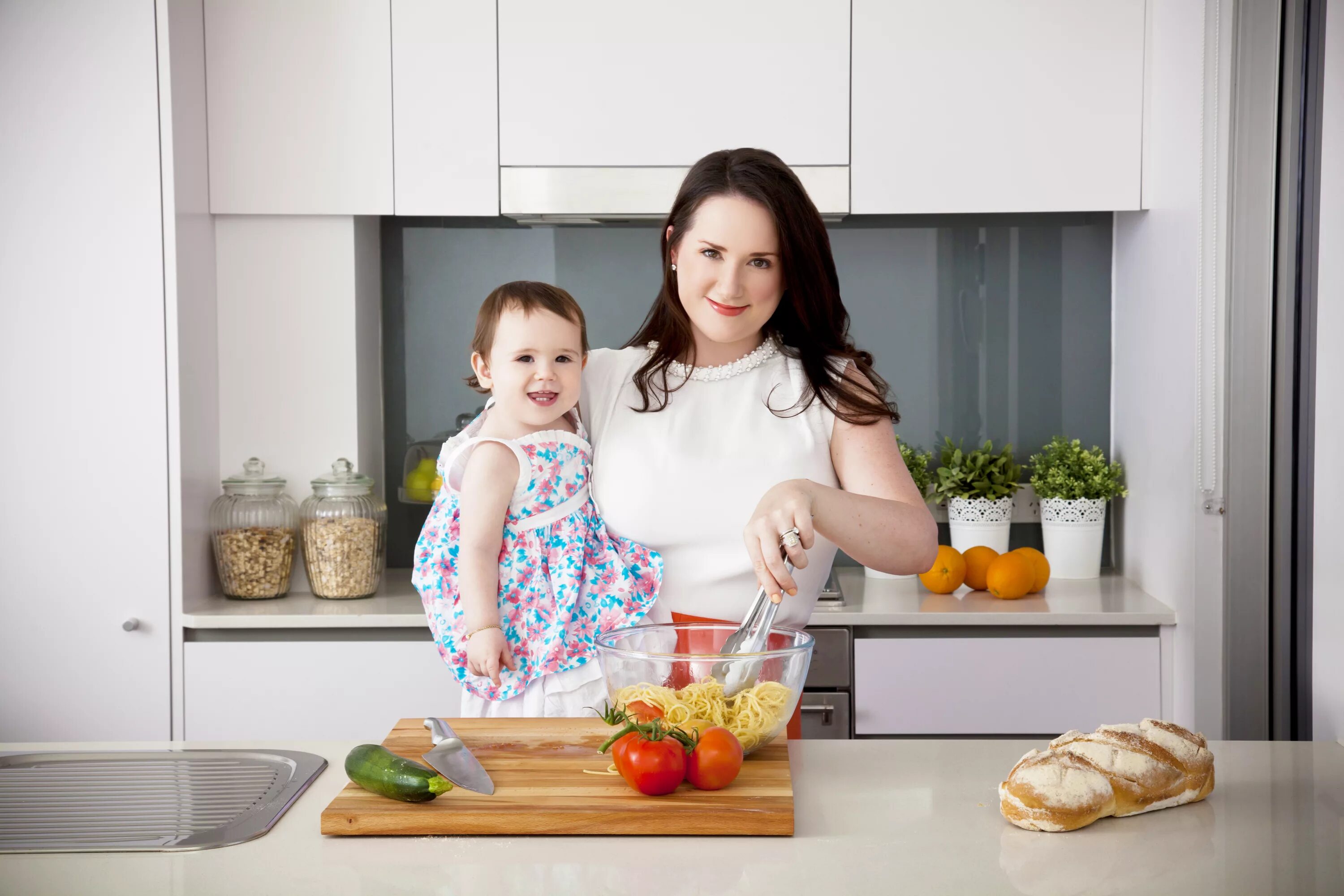 Женщина с ребенком на кухне. Мама с ребенком на кухне. Фотосессия на кухне. Кухня для детей.