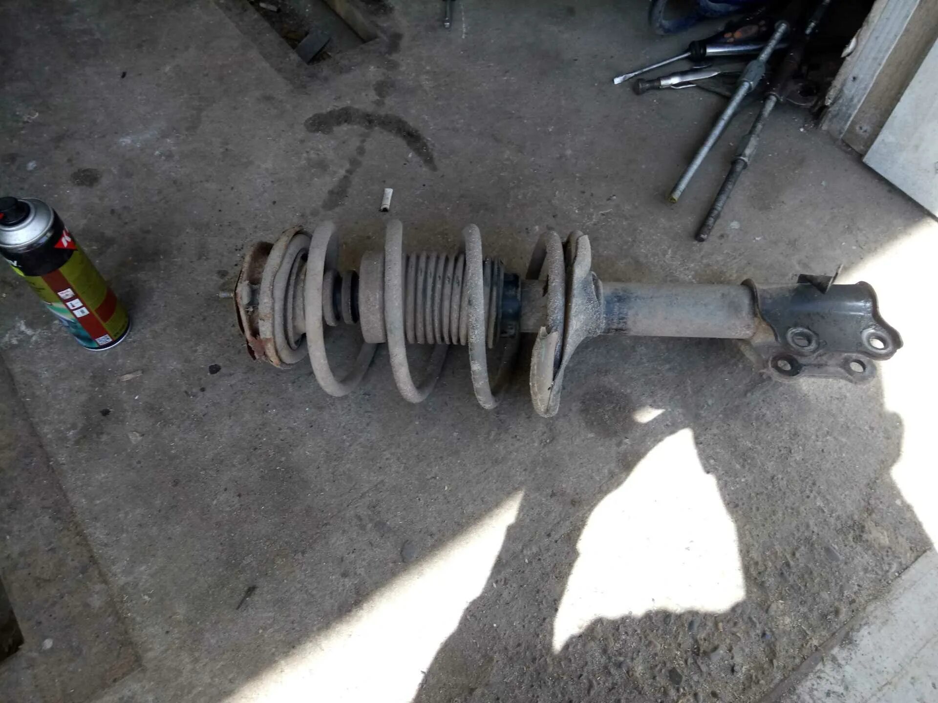 Передняя стойка амортизатора ниссан альмера н16. Стойки передние ниссан альмера н16. Стойки передние на альмеру. Отбойник задней стойки almera classic. Передние амортизаторы nissan almera n 15.