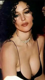 Rus ayol dugonasini mushuk va eshagini yalashga majbur qildi.