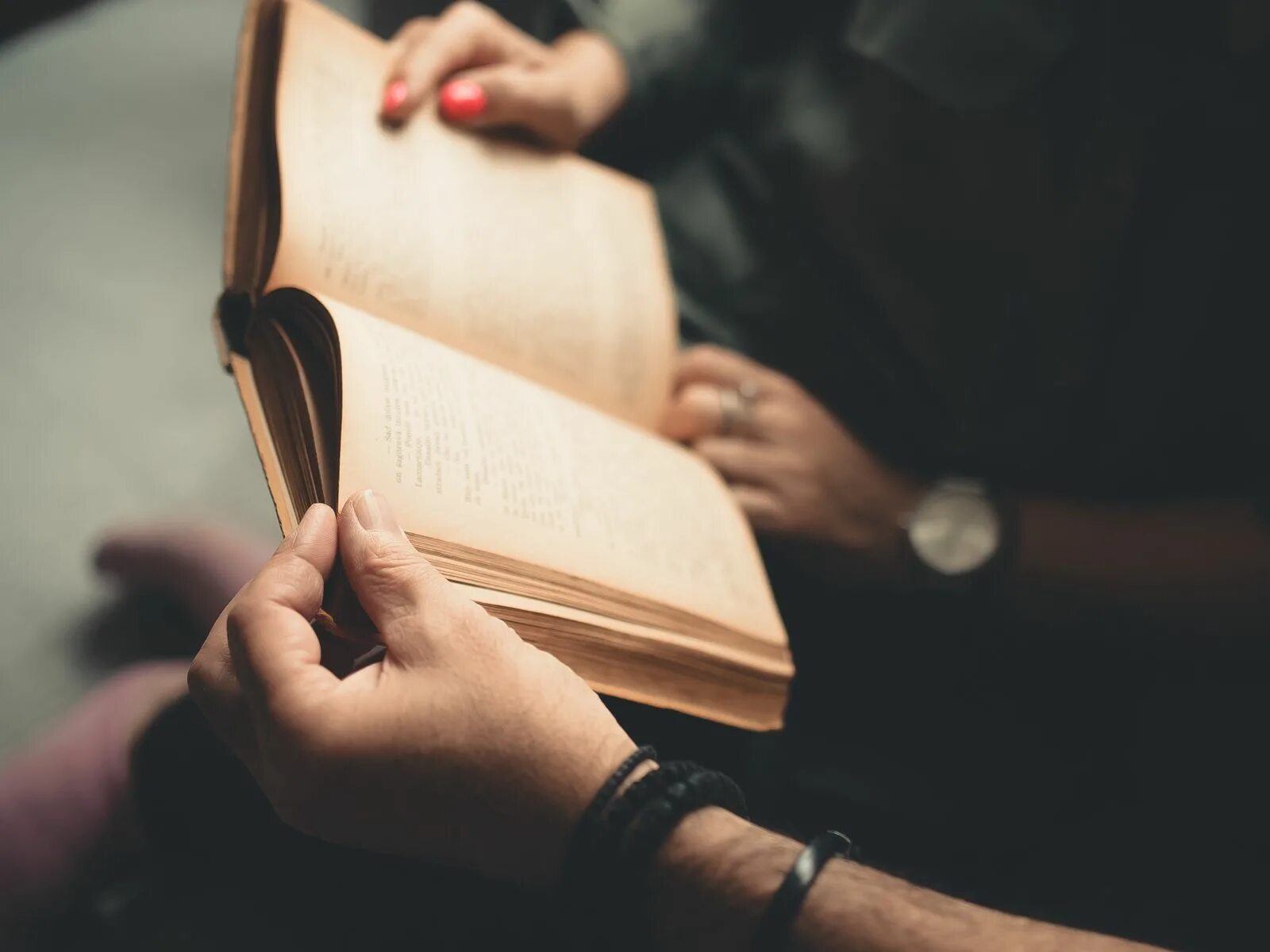 Прочитать рука дающего. Чтение эстетика. чтение. девушка с книгой в руках. книги эстетика.