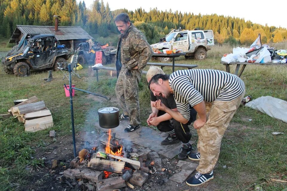 Рыбалка с ночевкой летом. Палатка на природе. Ночевка на рыбалке летом. С женой на рыбалке с ночевкой. Рыбалка с ночевкой в палатке летом.