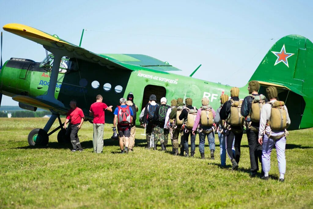 Аэродром алферьево волоколамск. Пахомово тульская область аэродром прыжки с парашютом. Кемерово аэродром досааф. Аэродром лесной барнаул. Орловский планерный аэроклуб.