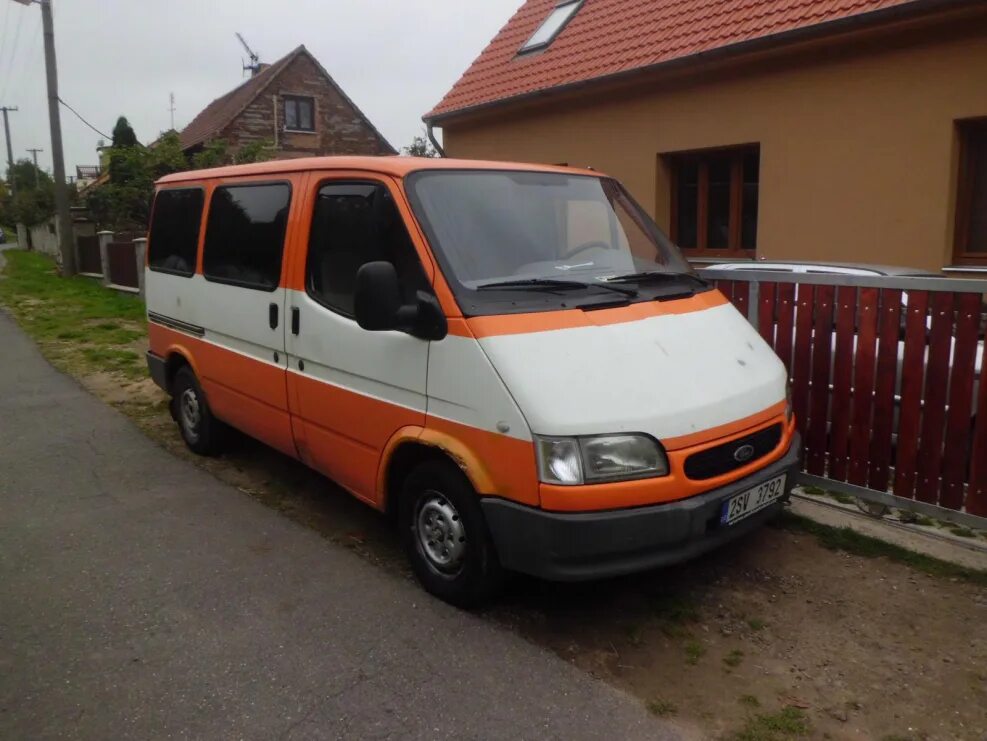 Купить форд авито спб. Форд Транзит 5 поколения. Ford Transit 5. Форд Транзит 1998 2.5 дизель красный грузоперевозка. Фото Мерседес 639 Вито с дисками от Ауди.