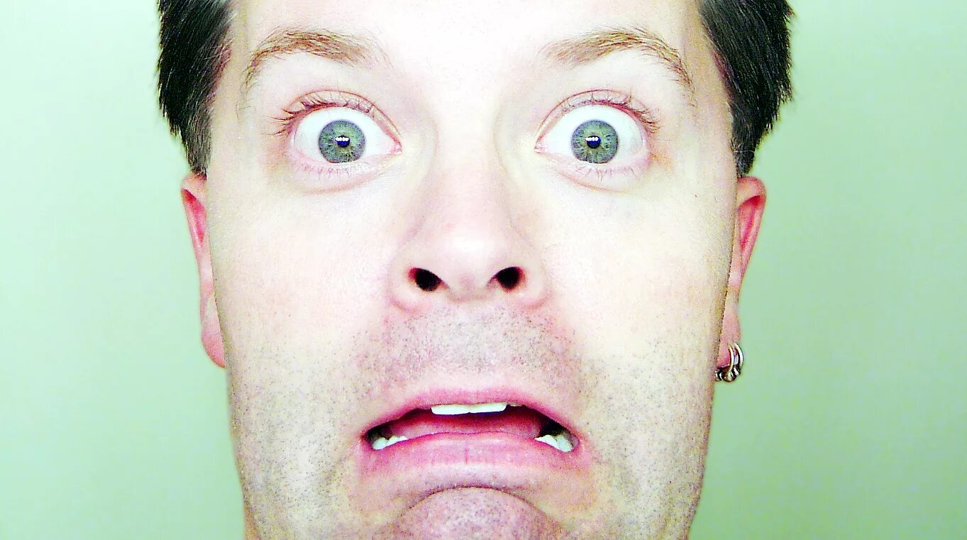 очень удивленный человек. удивленные глаза. девушка с большими глазами. удивленное лицо. испуганный взгляд.