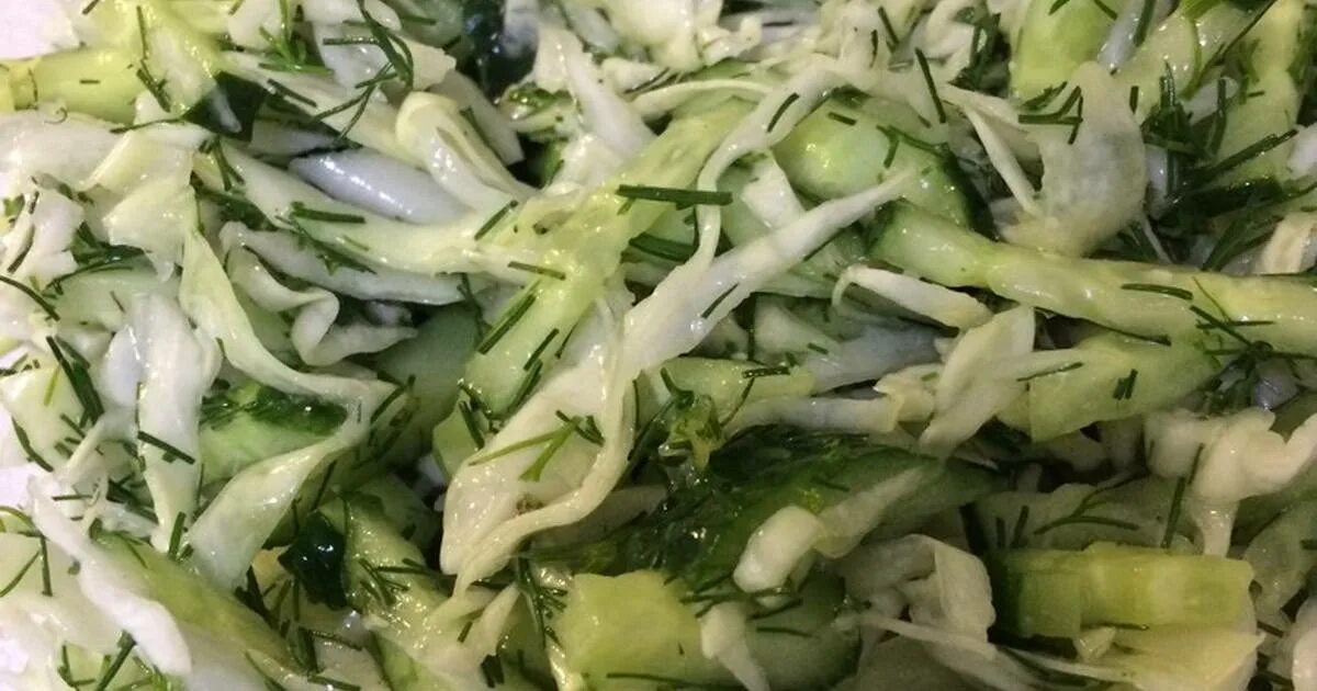 Рецепт свежая капуста с огурцом. Салат с капустой и огурцом. салат из капусты и огурцов. салат со свежей капустой и огурцами. капустный огуречный салат.