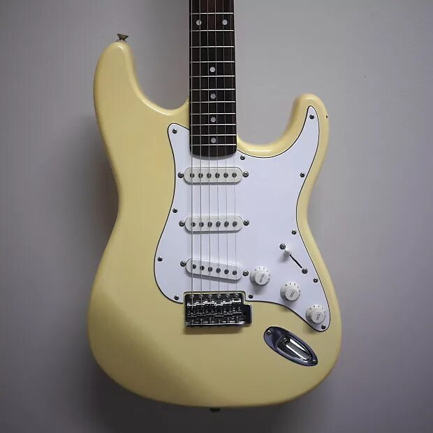 Squier Stratocaster желтый. Stratocaster 1996. Корейский Fender Stratocaster. Squier Stratocaster 2000 год.