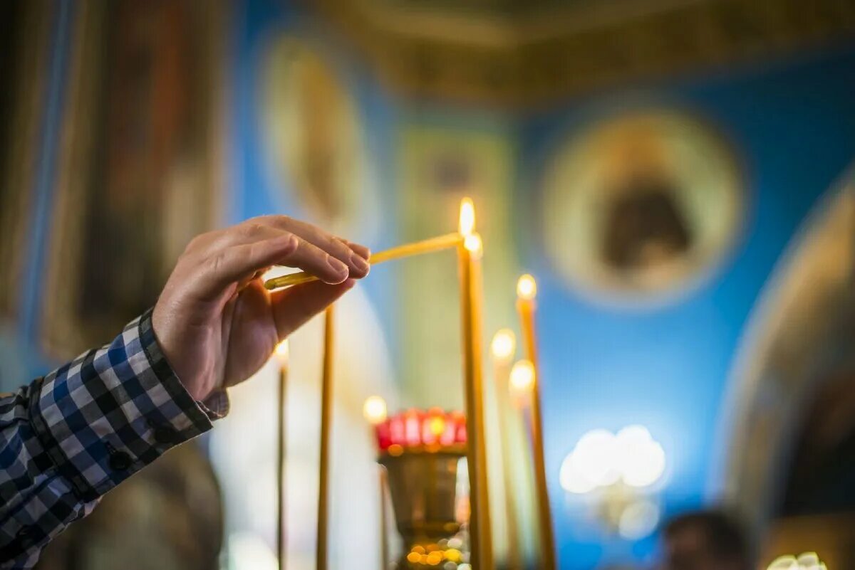 Ставить свечку в храме. Свечи в храме. Человек свеча храм. Рука со свечой в храме. Люди в храме.