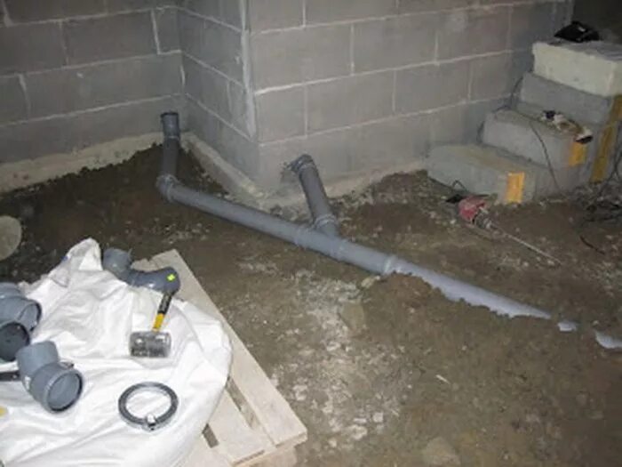 канализационная труба в стяжке. врезка в канализационную трубу. канализационная труба в стяжке пола. канализация в доме. прокладка канализации в частном доме в стяжке.