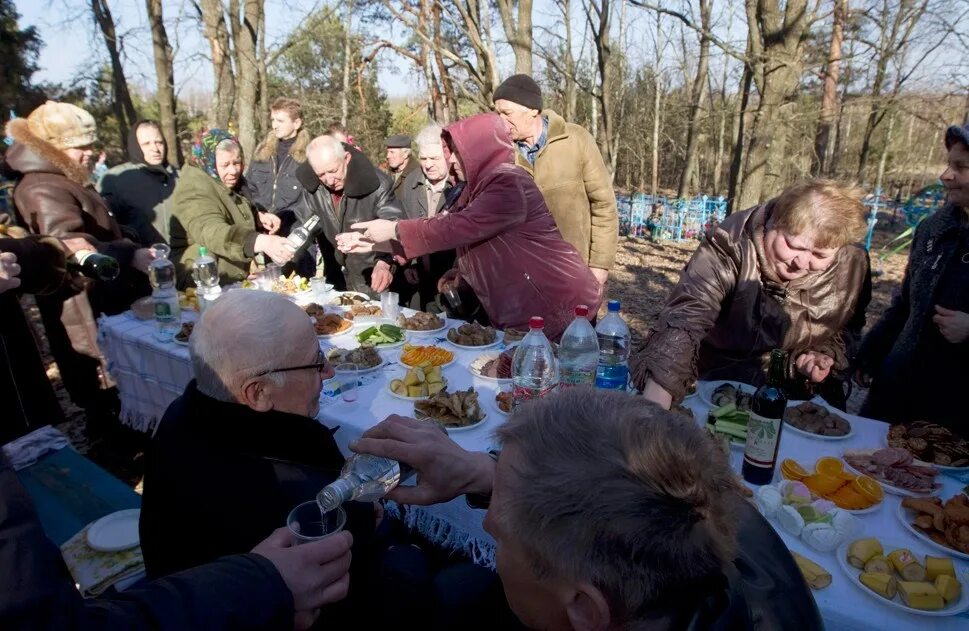 Поминки. Застолье на кладбище. Поминки застолье. Застолье на кладбище на Пасху.