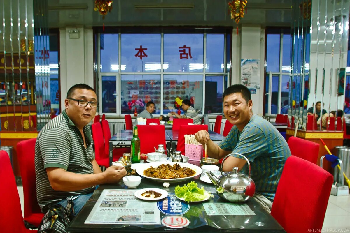 Китайский режим. Ресторан в Китае. Китайцы в кафе. Кафе в Китае. Китайский ресторан в Китае.