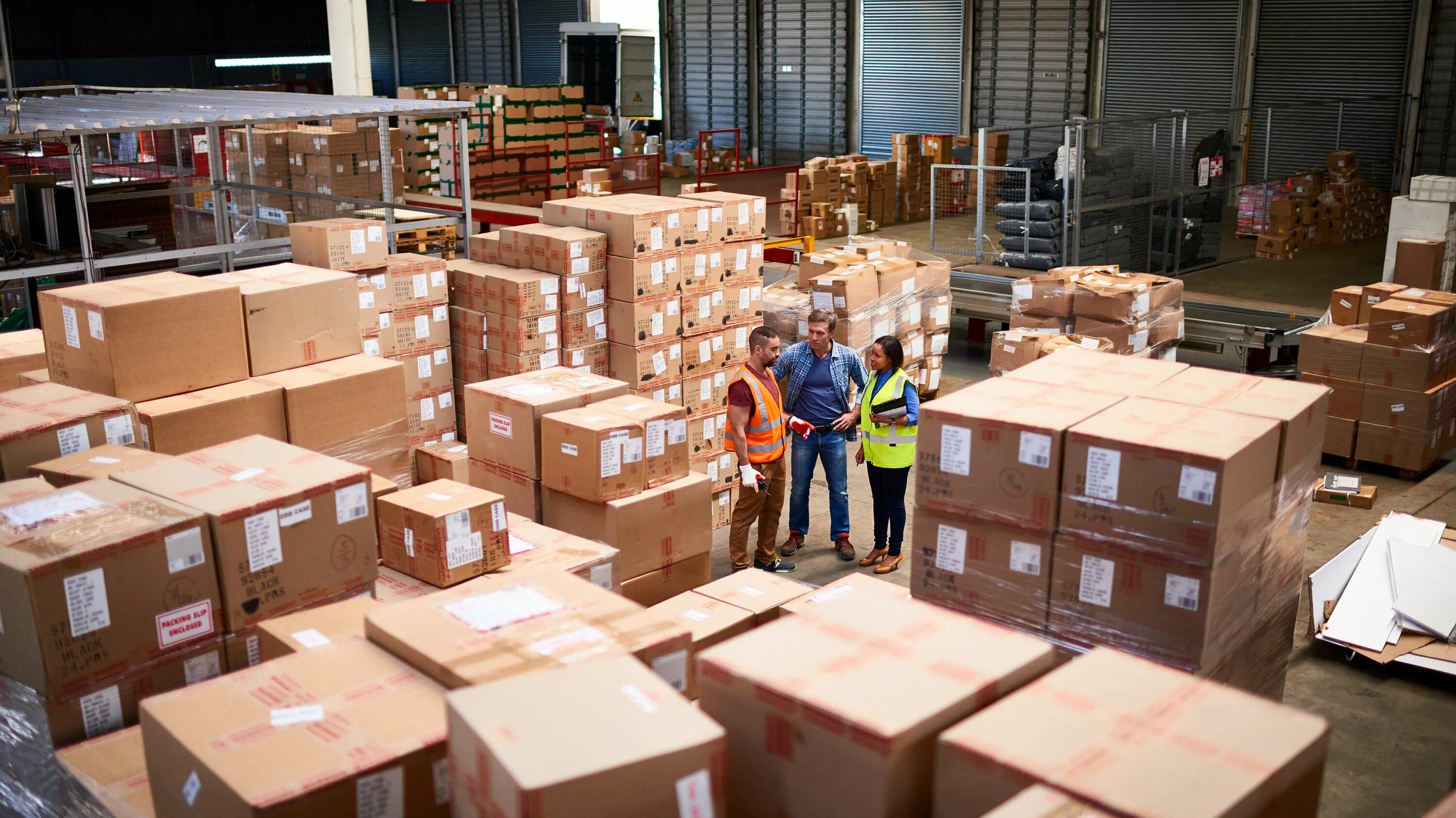 Send goods gettyimages. Amazon сотрудники. Груз на складе. Картинка упаковщик склада. Фулфилмент.