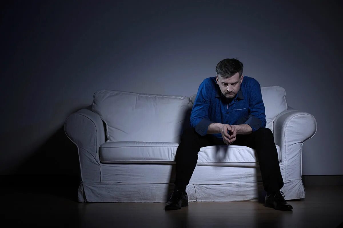 Маттиас стрейтвизер. Сидит на стуле. Человек сидя на коленях. Грубый сидеть. Мужчина плачет в углу.