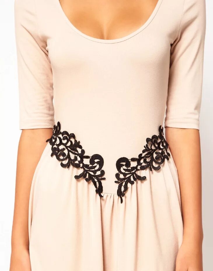 Декор одежды кружевом. Отделка кружевом. Украшение футболки кружевом. Отделка горловины кружевом. Платье декорированное кружевом.