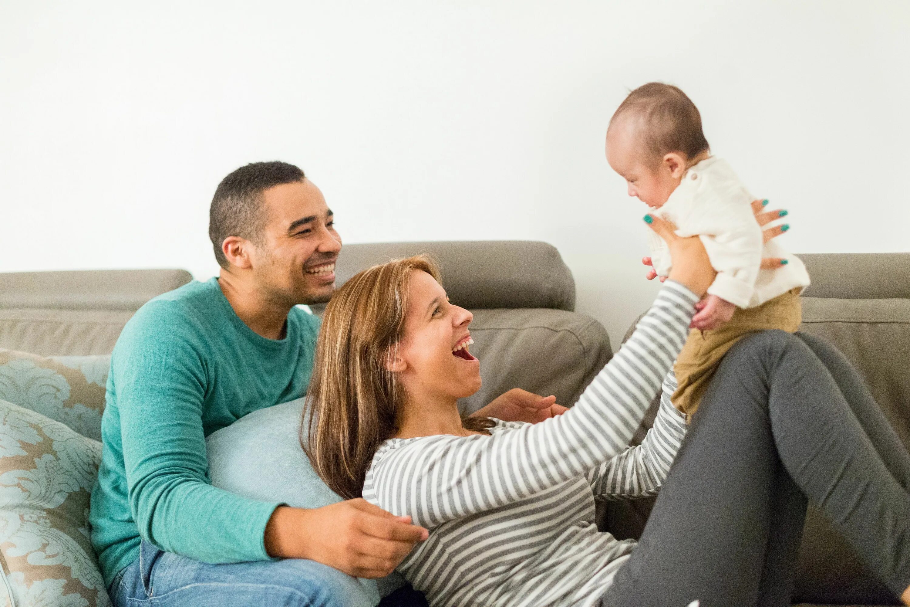 Have a Baby. Parents with Baby. Mother мама father папа. Папа зовет ребенка. Огромный в маме папе