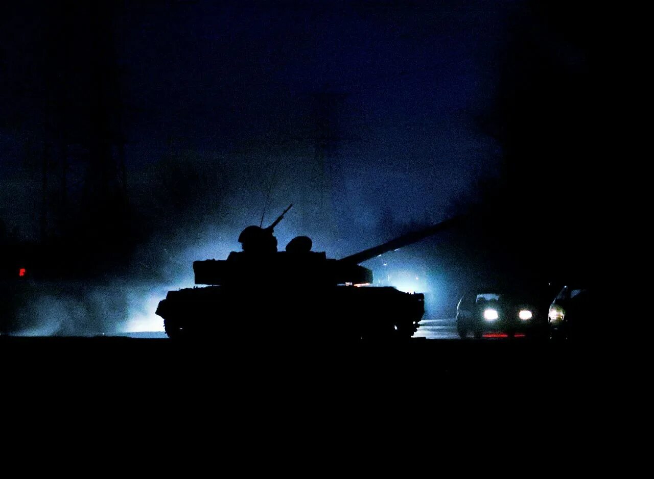 Запад против украины. Военная колонна ночью. Танк ночью. Военная техника ночью.
