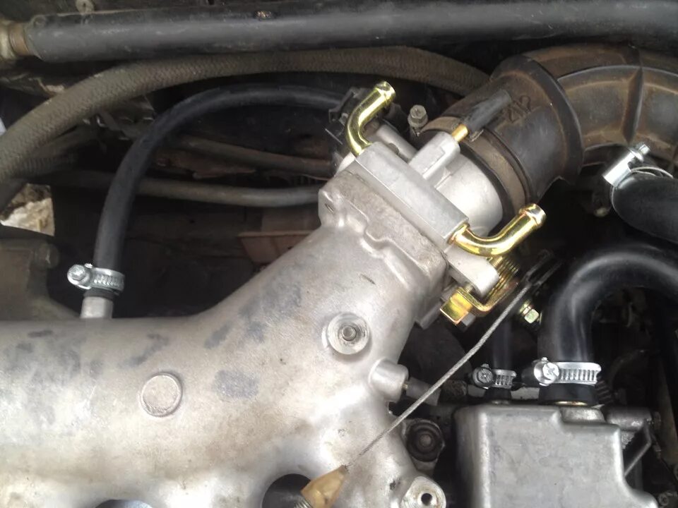 Доработка картерных газов приора. Доработка картерных газов приора. Вентиляционный клапан картера приора. Приора штуцер системы вентиляции картера. Доработка системы вентиляции картерных газов приора.