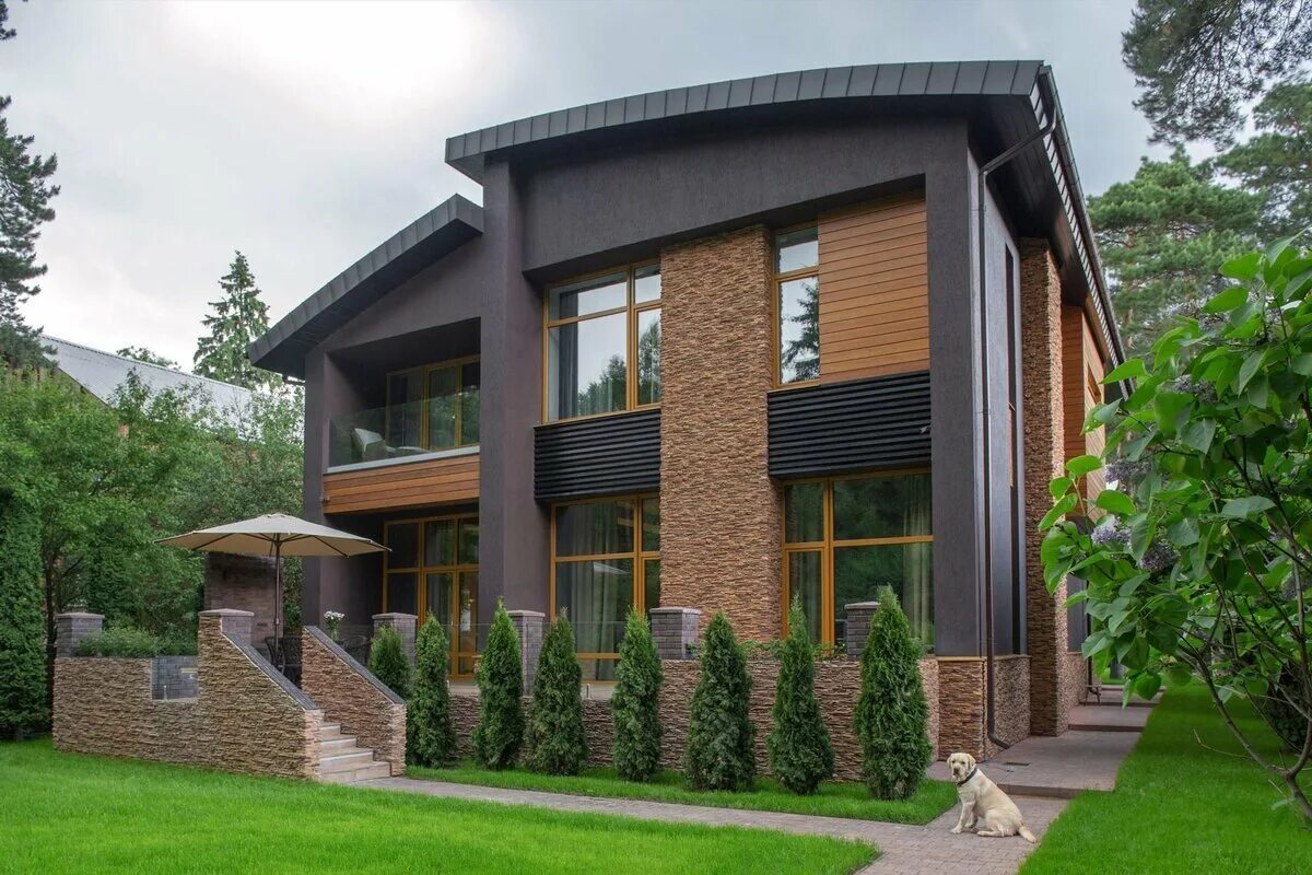 Отделка коттеджей снаружи. Стильные фасады домов. Красивые фасады домов. Дизайн фасада частного дома. Красивая отделка фасада.