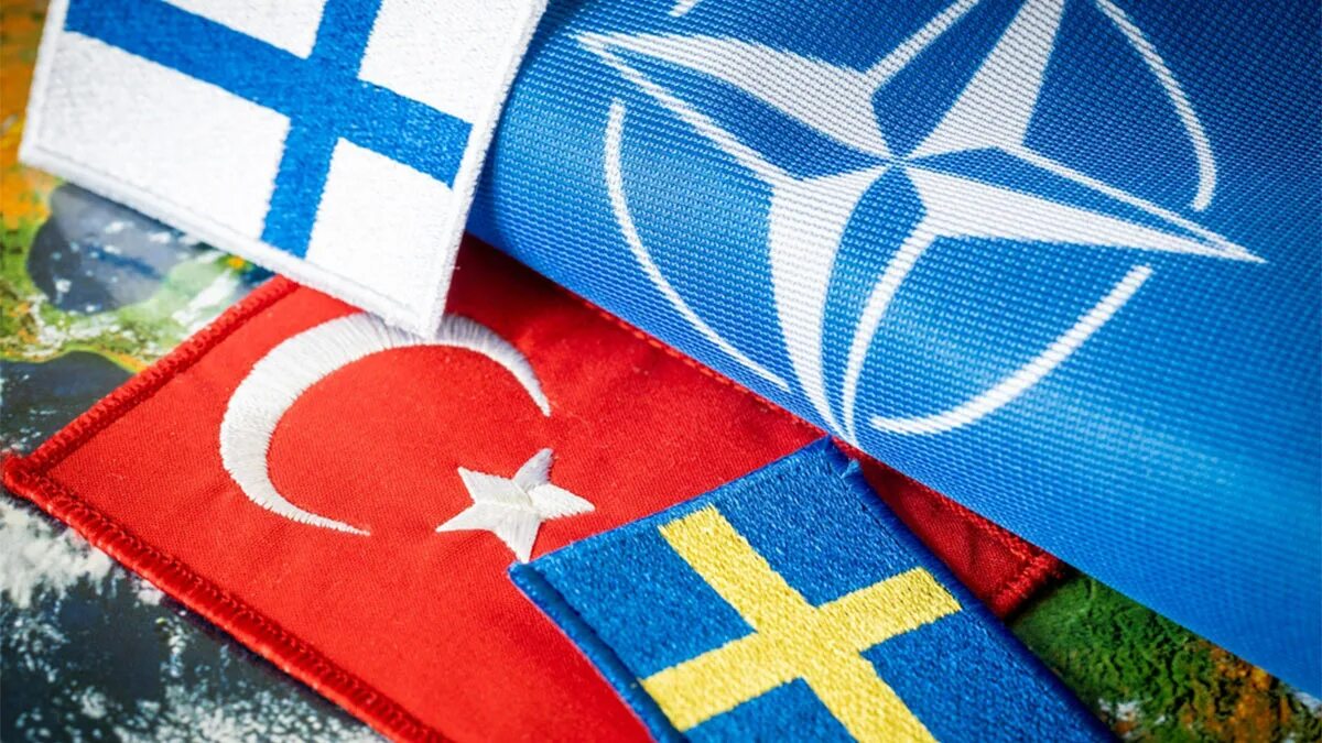 Переговоры в финляндии. Турция Финляндия НАТО. Швеция и Финляндия вступление в НАТО. Турции, Швеции и Финляндии по членству в НАТО. Швеция НАТО флаг.