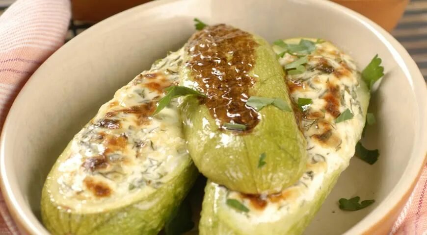 Кабачки, фаршированные творогом. Запечь молодой кабачок. Блюда из кабачков. Лодочки из кабачков. Кабачки запеченные в духовке.