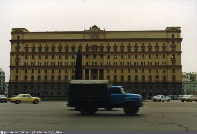 Кгб 2 климовск. Здание кгб в москве в 1980. здание кгб на лубянке 1944г. здание кгб магадана 1990. хавская здание кгб.