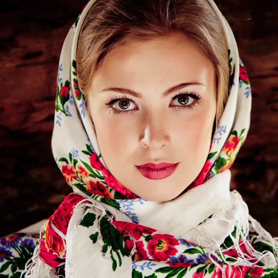 Русский женщины сегодня. Сибирячки девушки. Красивая женщина в платке. Красивая девушка в платке. Славянские девушки.