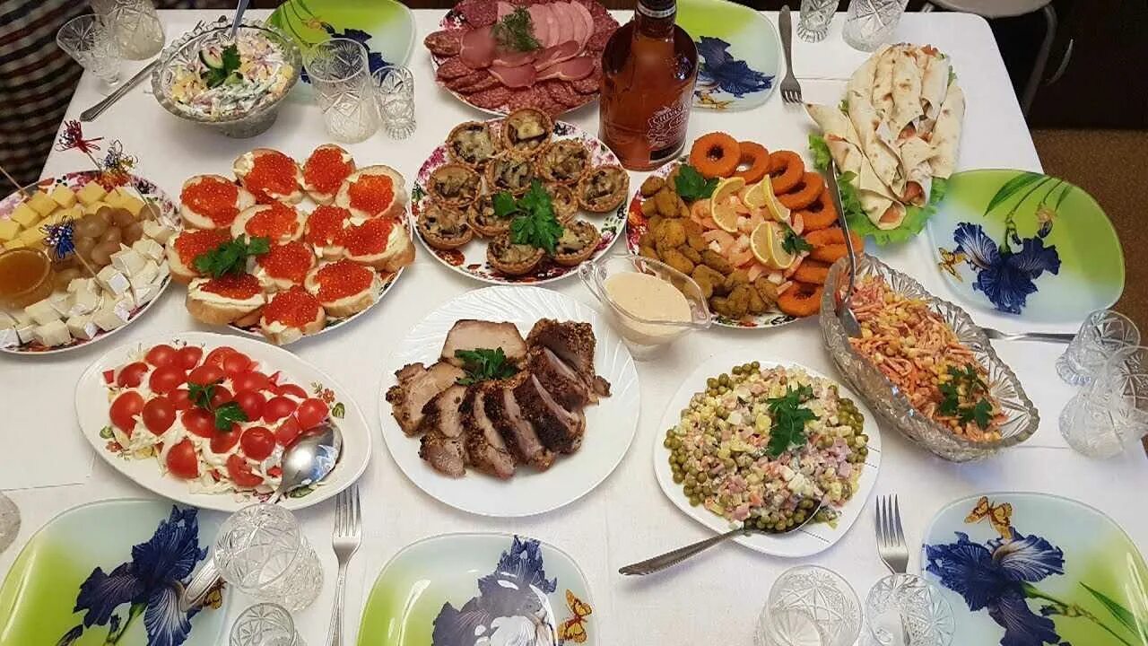 Закуски на детский день рождения. Праздничное меню на день рождения недорого. Красивый стол на день рождения. Накрыть праздничный стол. Красивый стол на день рождения.