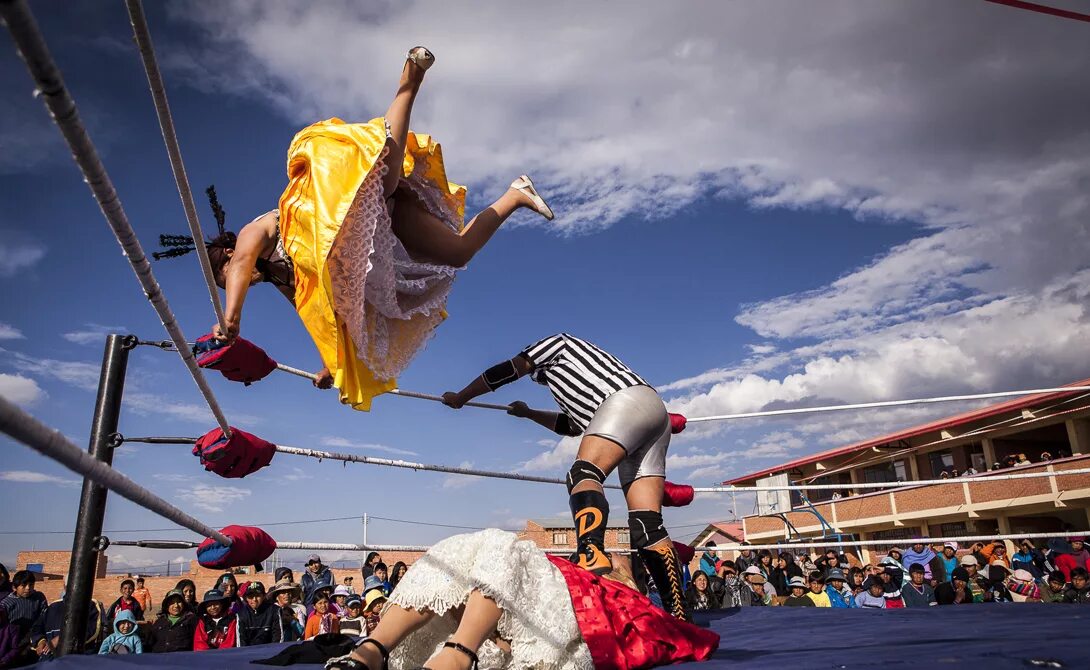 Бои чолитас в Боливии. Чолитас в Боливии. Женщины в Боливии чолиты. Костюм для женского реслинга