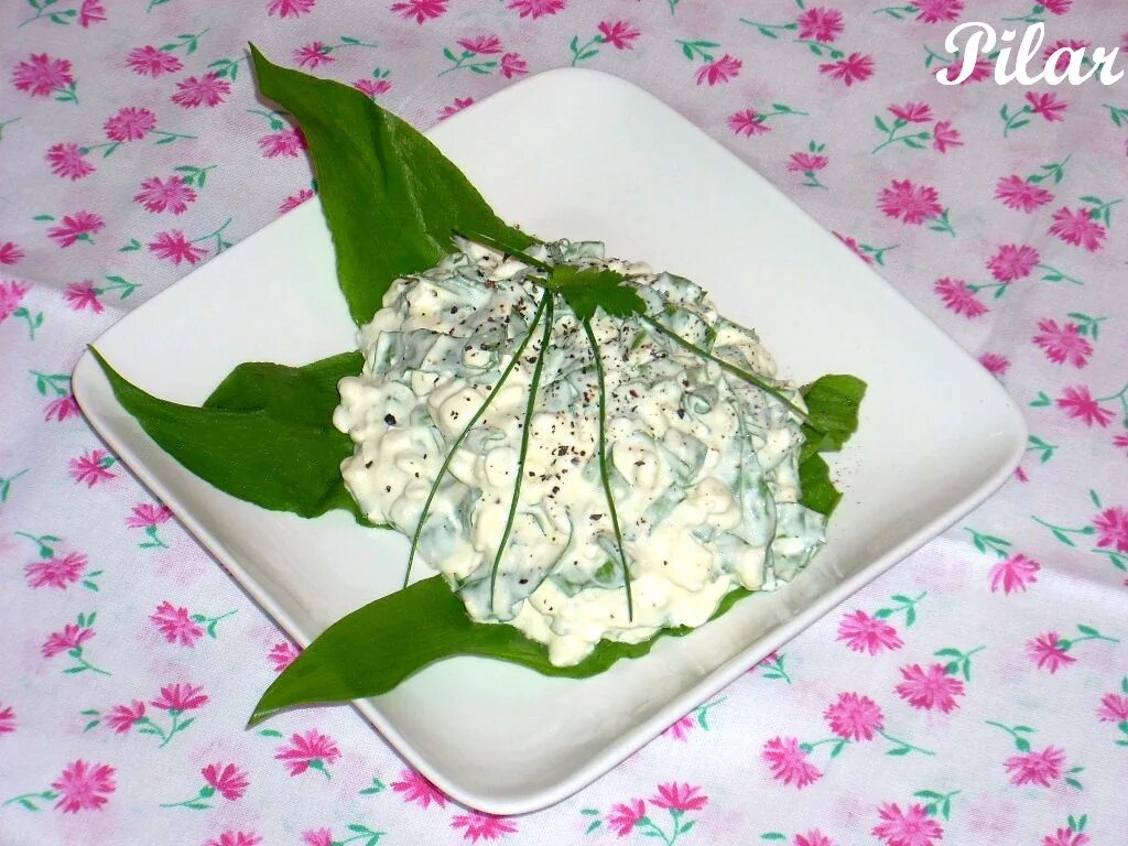 Черемша с творогом. Черемша с творогом. Творог с огурцом. Черемша с творогом. Творог с зеленью.