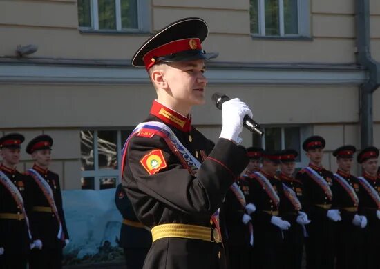 Екатеринбургское Суворовское училище скамейка. Выпускники Суворовского училища. Екатеринбургское Суворовское военное училище.