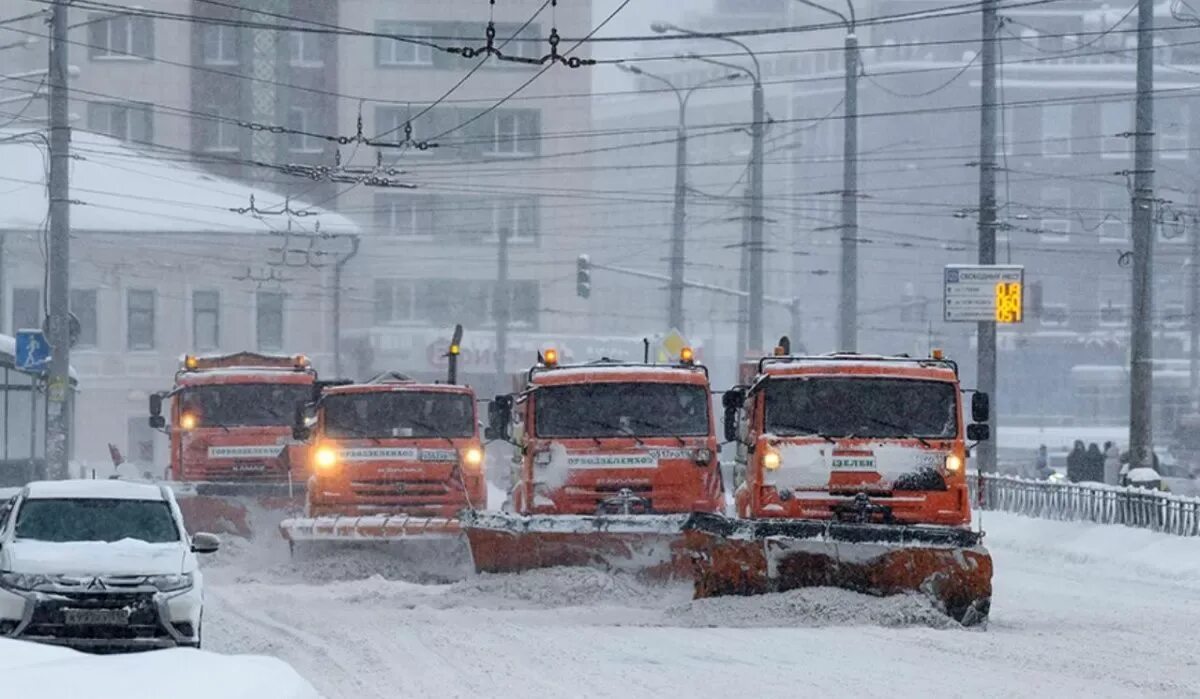 Казань сейчас снегопад. Снегопад в москве. Первый снег в москве. Мюснег в мае. Снегопад в москве сейчас.