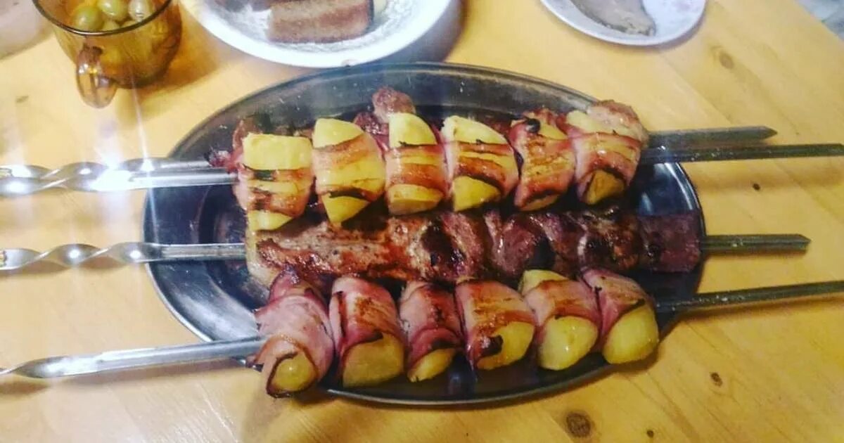 Картошка с беконом на шпажках в духовке. Картофель в беконе на мангале. Картофель с беконом на шампурах. Картошка с беконом на шампурах. Картошка с беконом в фольге на мангале.