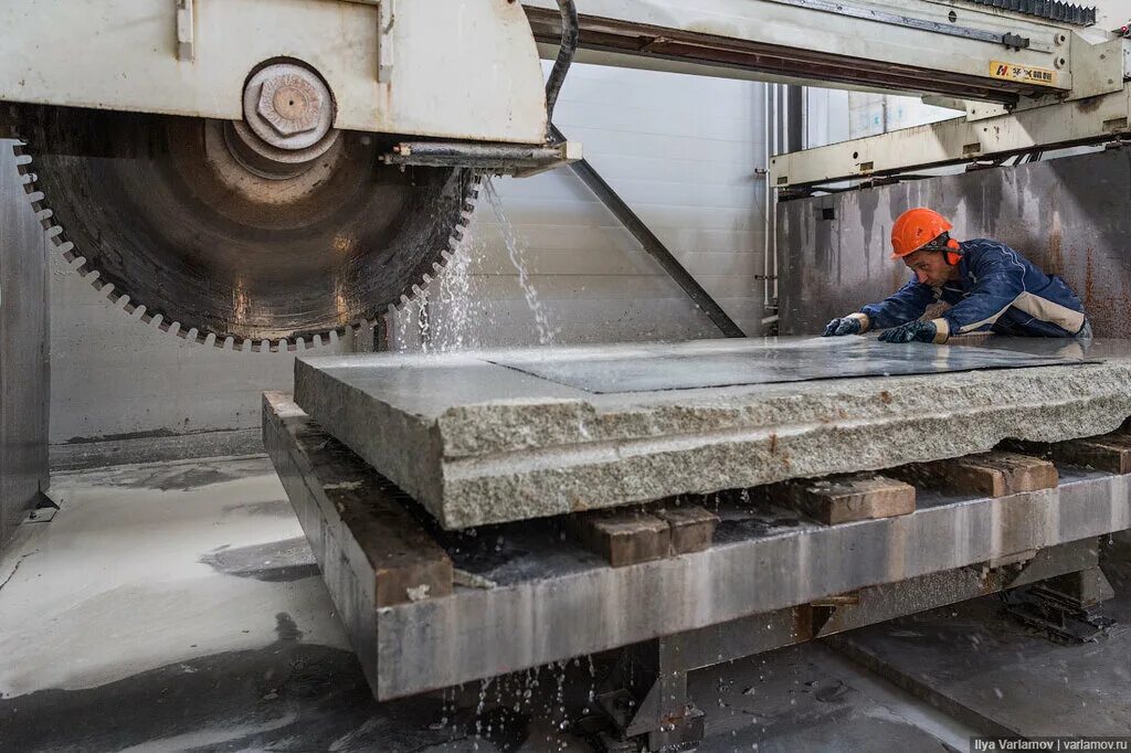 каменотес профессия. человек обрабатывающий камень. кладка из натурального камня. кладка из камня. скульптор лойко геннадий.