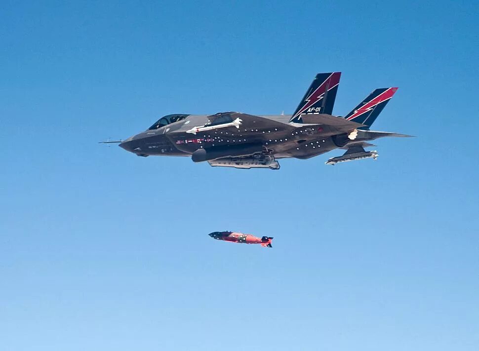 Мэн самолеты. F-35 Lightning II. F-35 самолёт. F35 Dropped b61-12. B61.