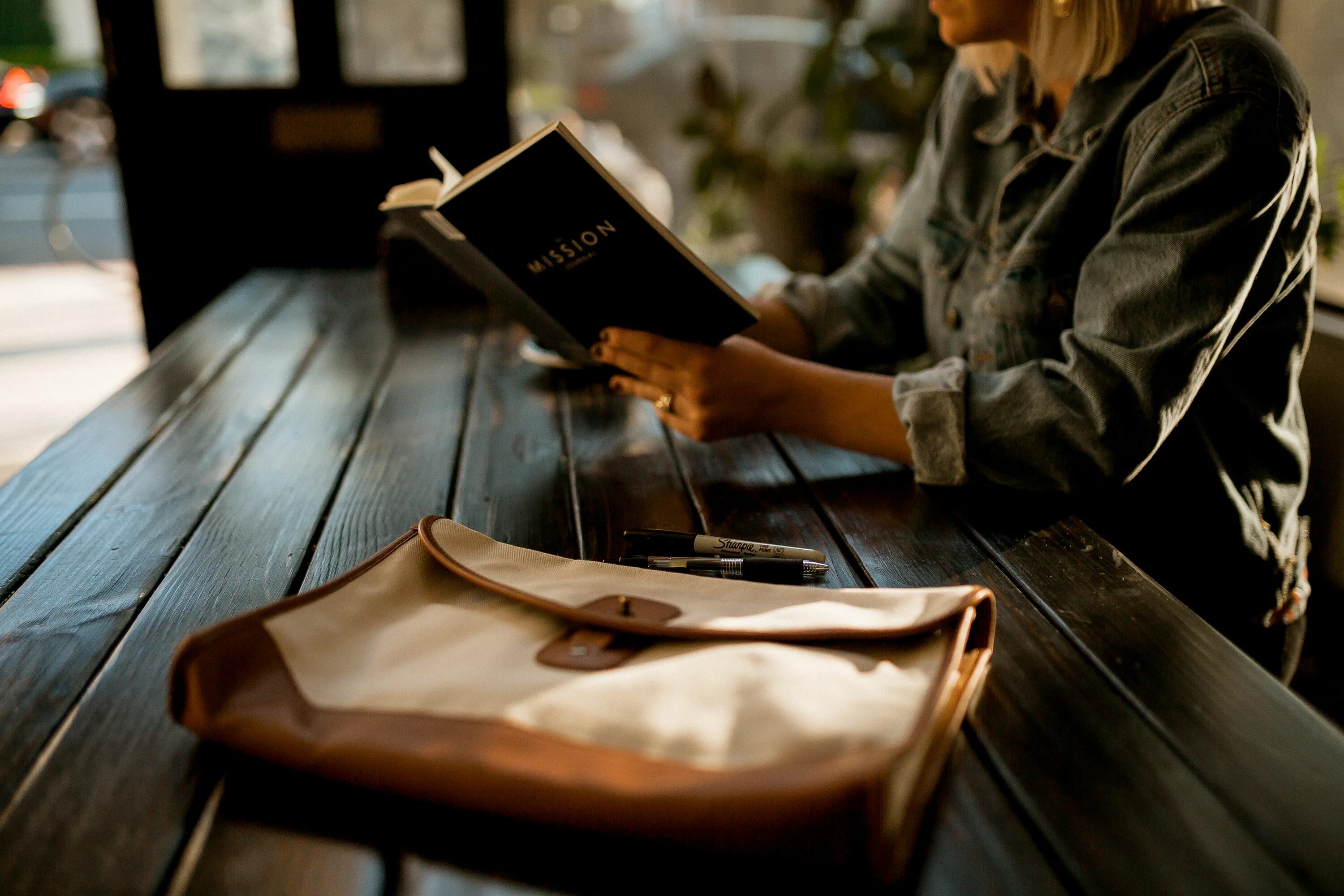 1 she read a book every evening. Дело писателей. читаете ли вы. сели с книжкой. human read book.