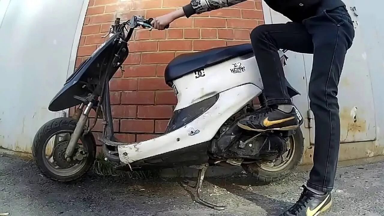 Хонда дио заливает маслом. Хонда дио 27. Скутер Honda Dio af 27. Мопед Хонда дио 34. Honda Dio аккумуляторный отсек.