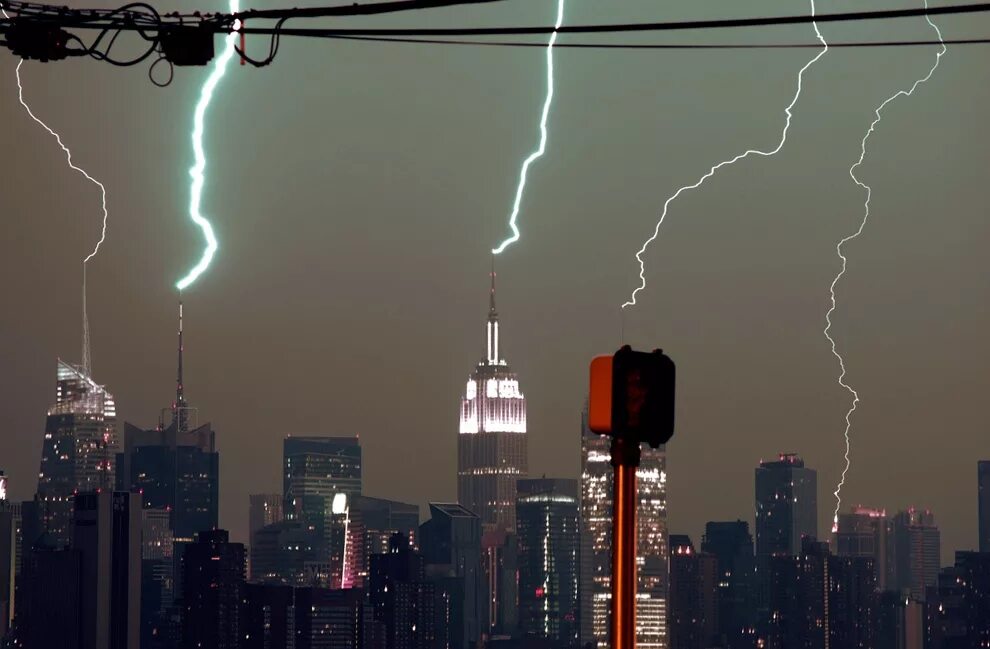 громоотводы в городе. громоотвод от шаровой молнии. громоотвод в городе. молния в молниеотвод. молния громоотвод.