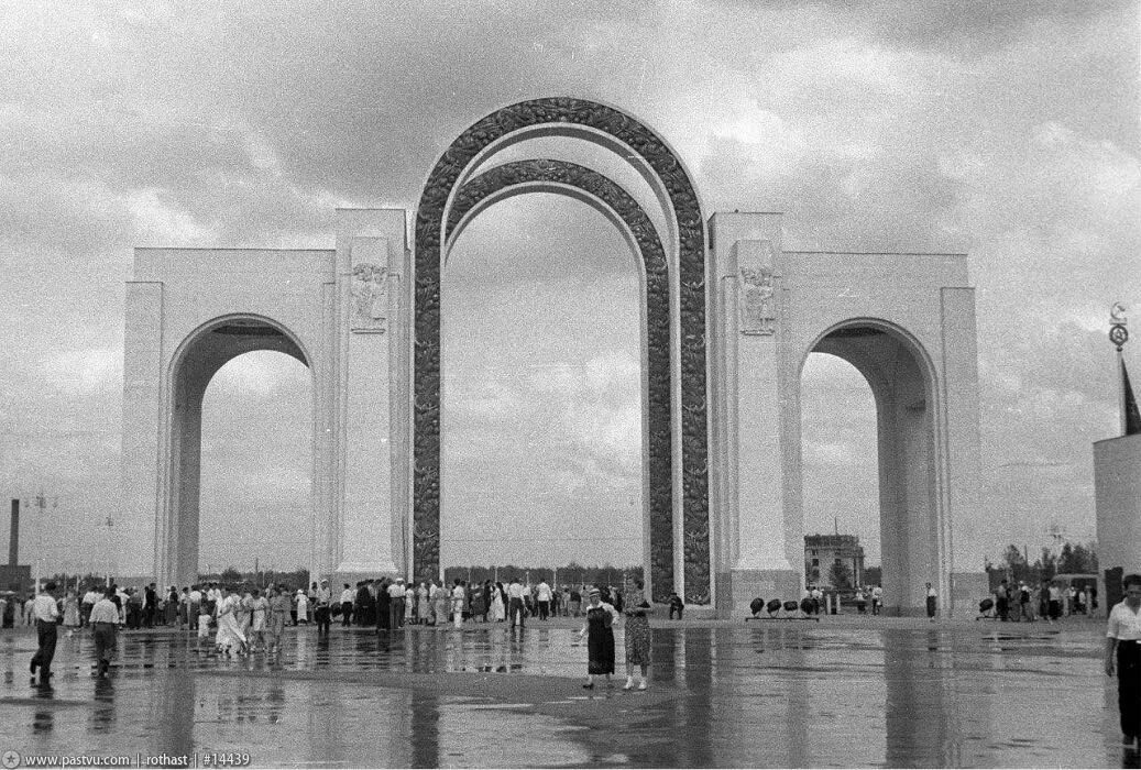 Арка северного входа. ВСХВ 1939 арка. Арка ВДНХ 1939. ВДНХ 1939 Г павильоны. Северные ворота ВДНХ 1939.