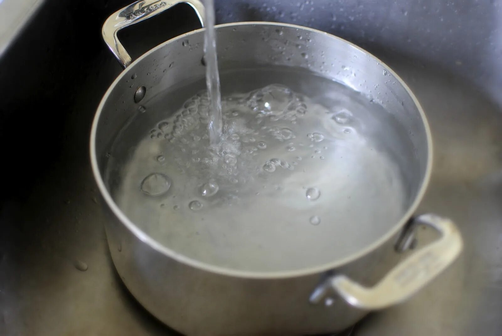 Воду (8 л) доводим до кипения фото. Boiling Water. Pour boiling Water. Fill the Pot with Water. И доводим до кипения 2
