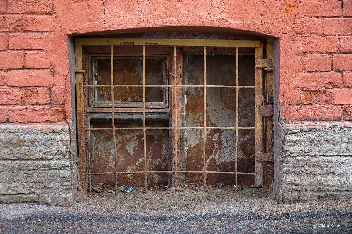 Подвальные окна. Окна в подвале. Подвалы старинных домов. Окна в здание старого здания. Окна 19 века