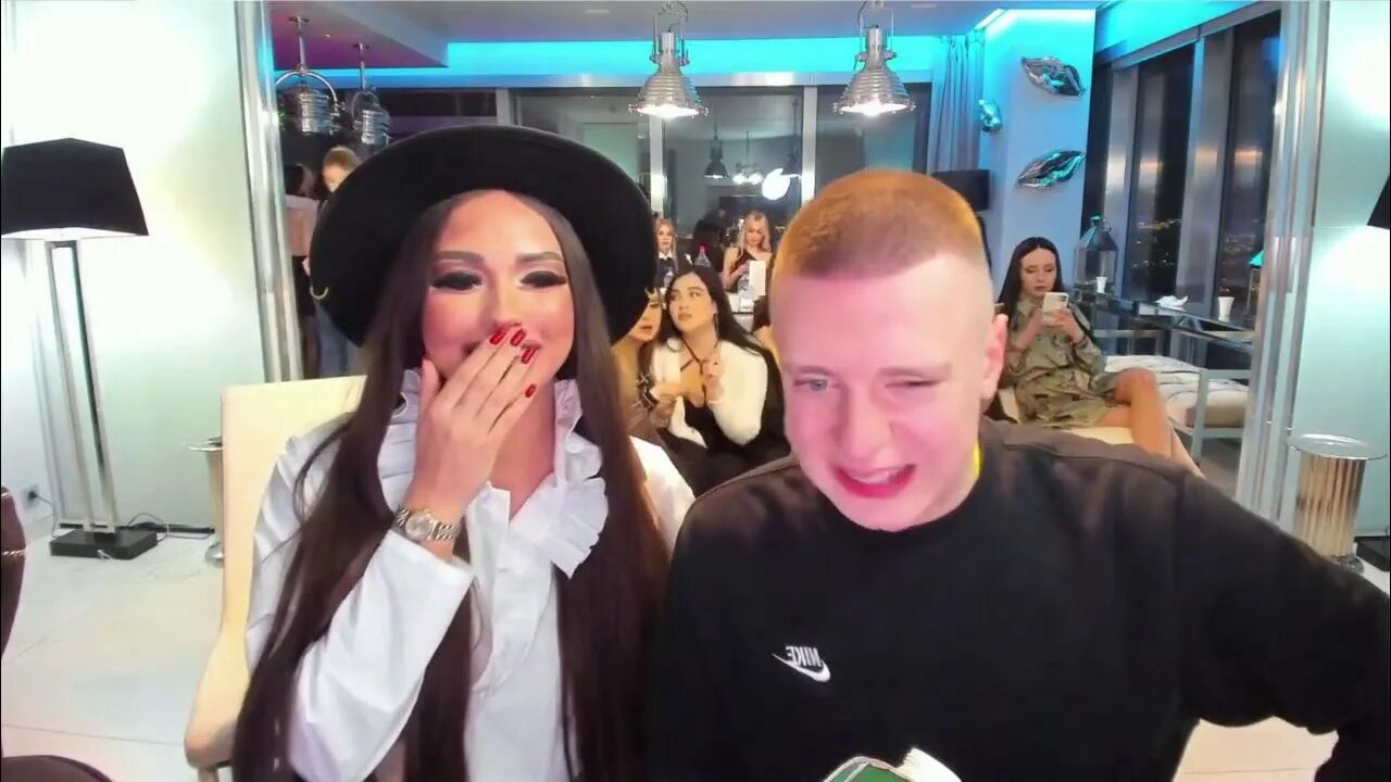 Красивые трансгендеры мужчины. Парень пришел к трансу. Арин эндрюс и кэти хилл. Кейтлин лис батайск. Сара уоллес кроссдрессер.