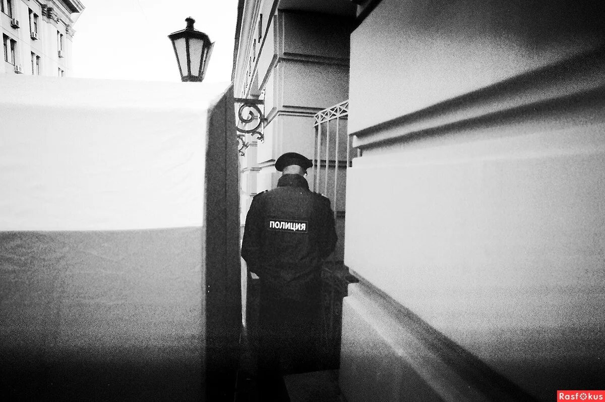 Мрачная улица. Ночной переулок. В комнате темно. Угол был темен. Пустая страшная комната.