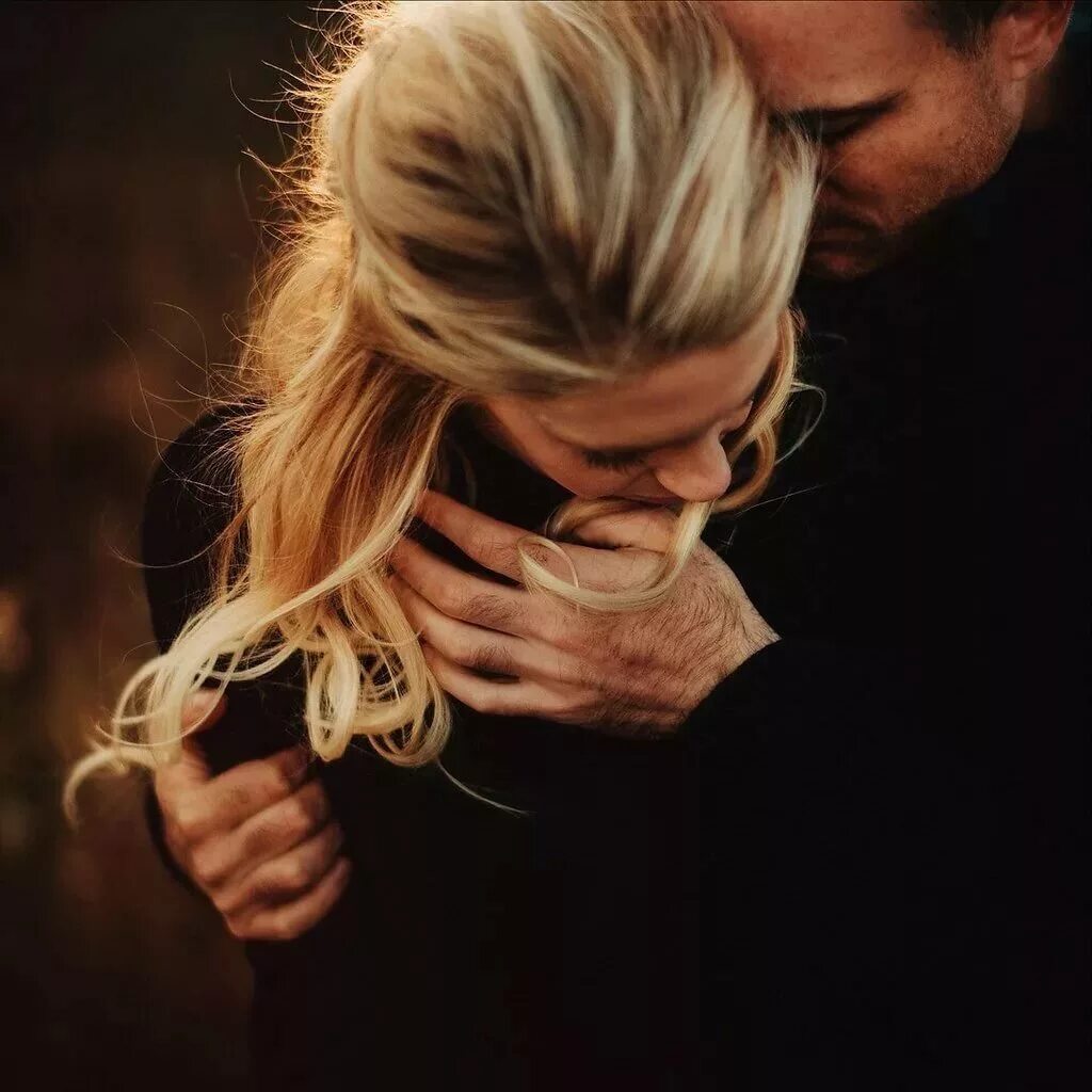 Если мужчина оскорбляет. Если мужчина обидел женщину. Парень обидел любимую. Очень легко обидеть человека. Ты меня обидел стихи.